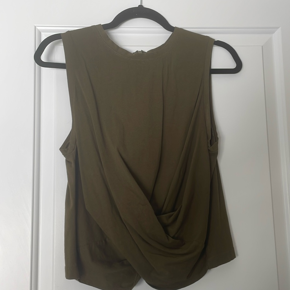 525 American top. Knot front and back zipper. Size large. Green